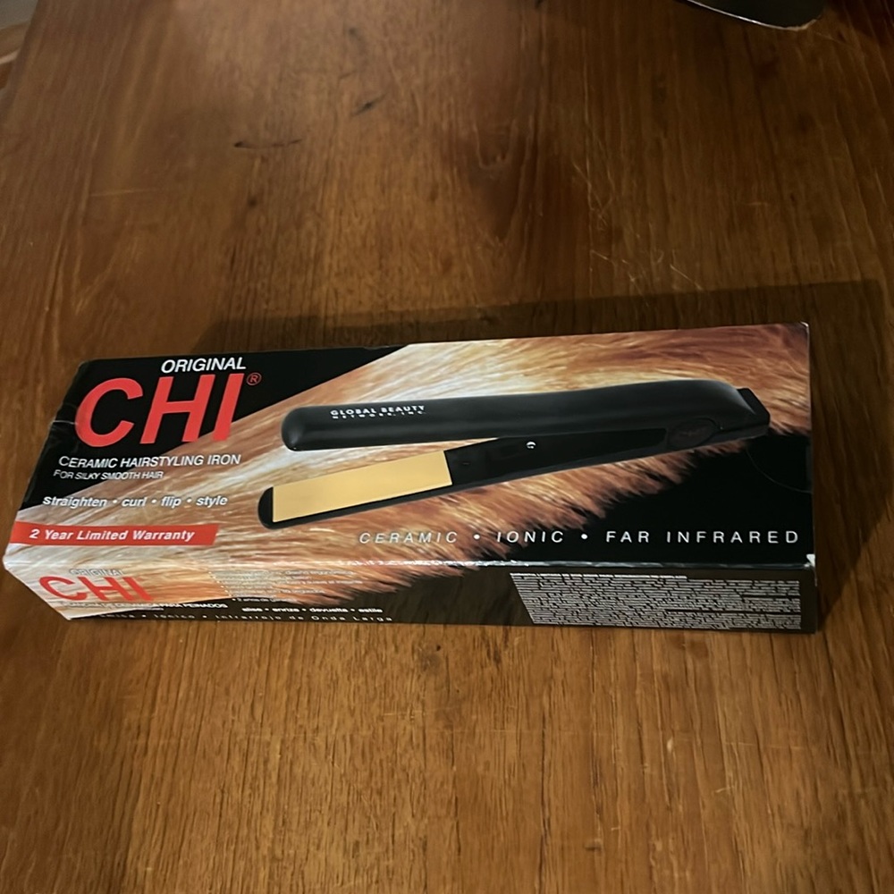 NIB Chi Original 1” flat iron.